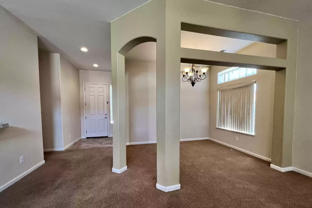 1524 Riverpark Pkwy - Photo 3 of 16