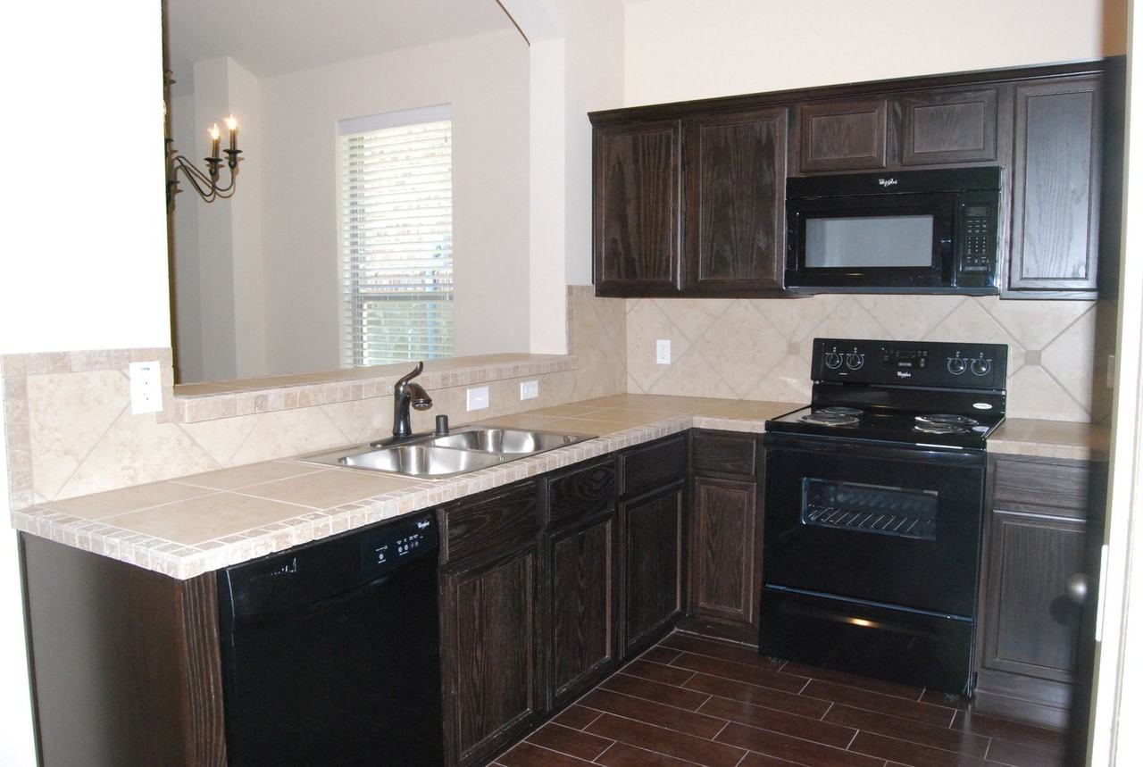 371 Orbit Dr - Photo 4 of 9