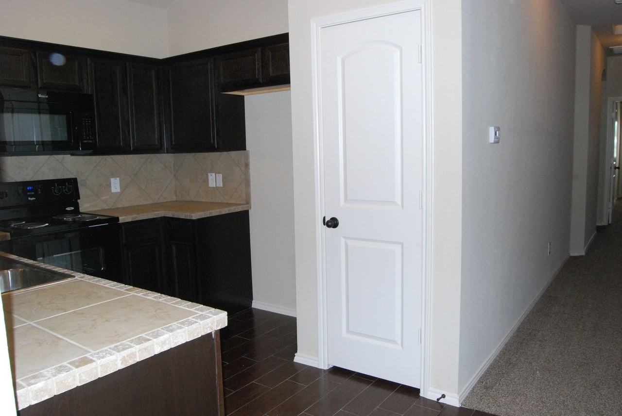 371 Orbit Dr - Photo 5 of 9