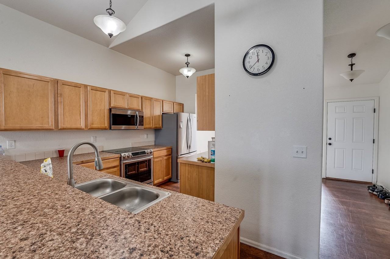 2320 Summerpark Ln - Photo 5 of 46