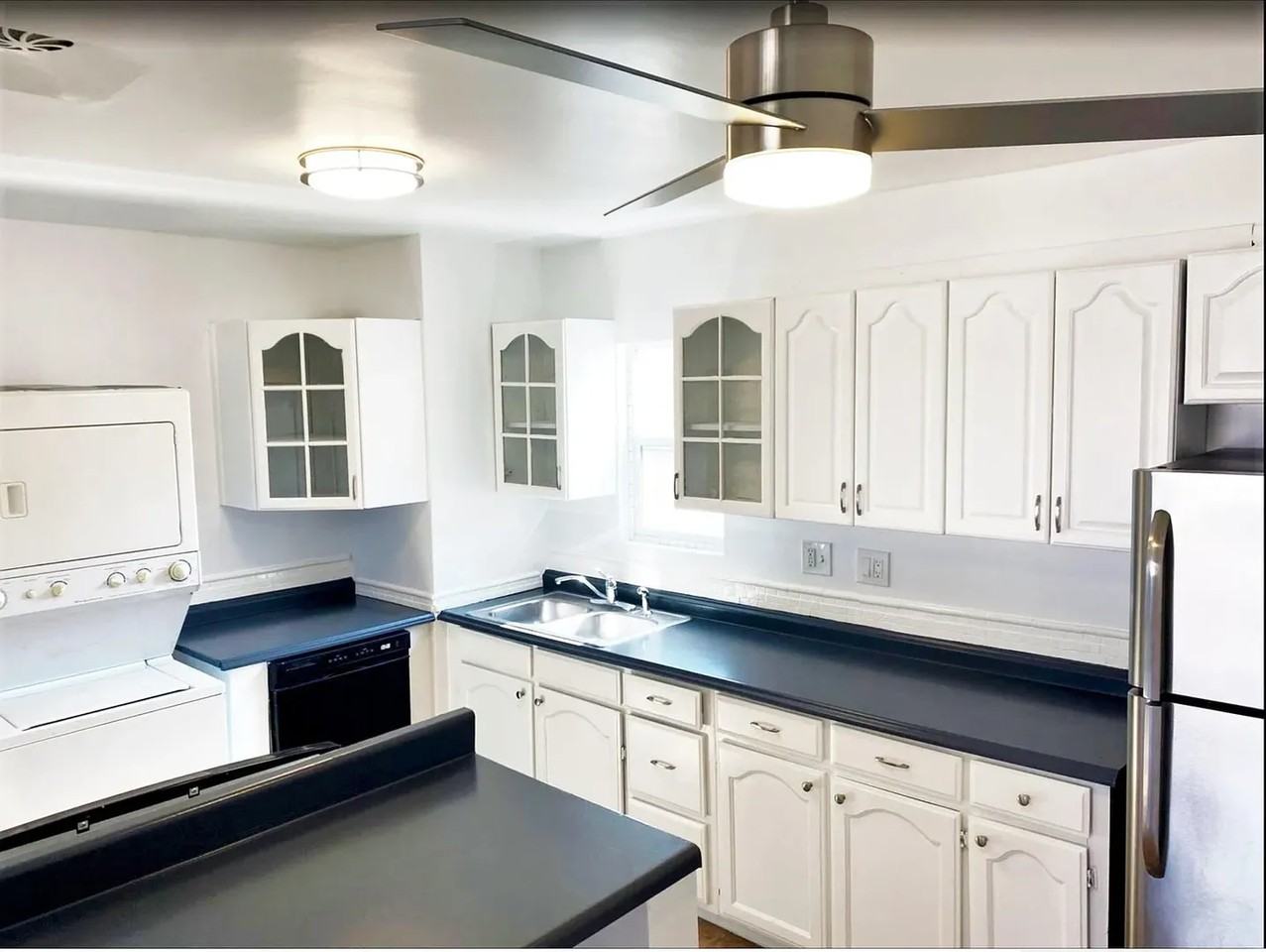 4056-4058 164th Lawndale - Photo 3 of 4