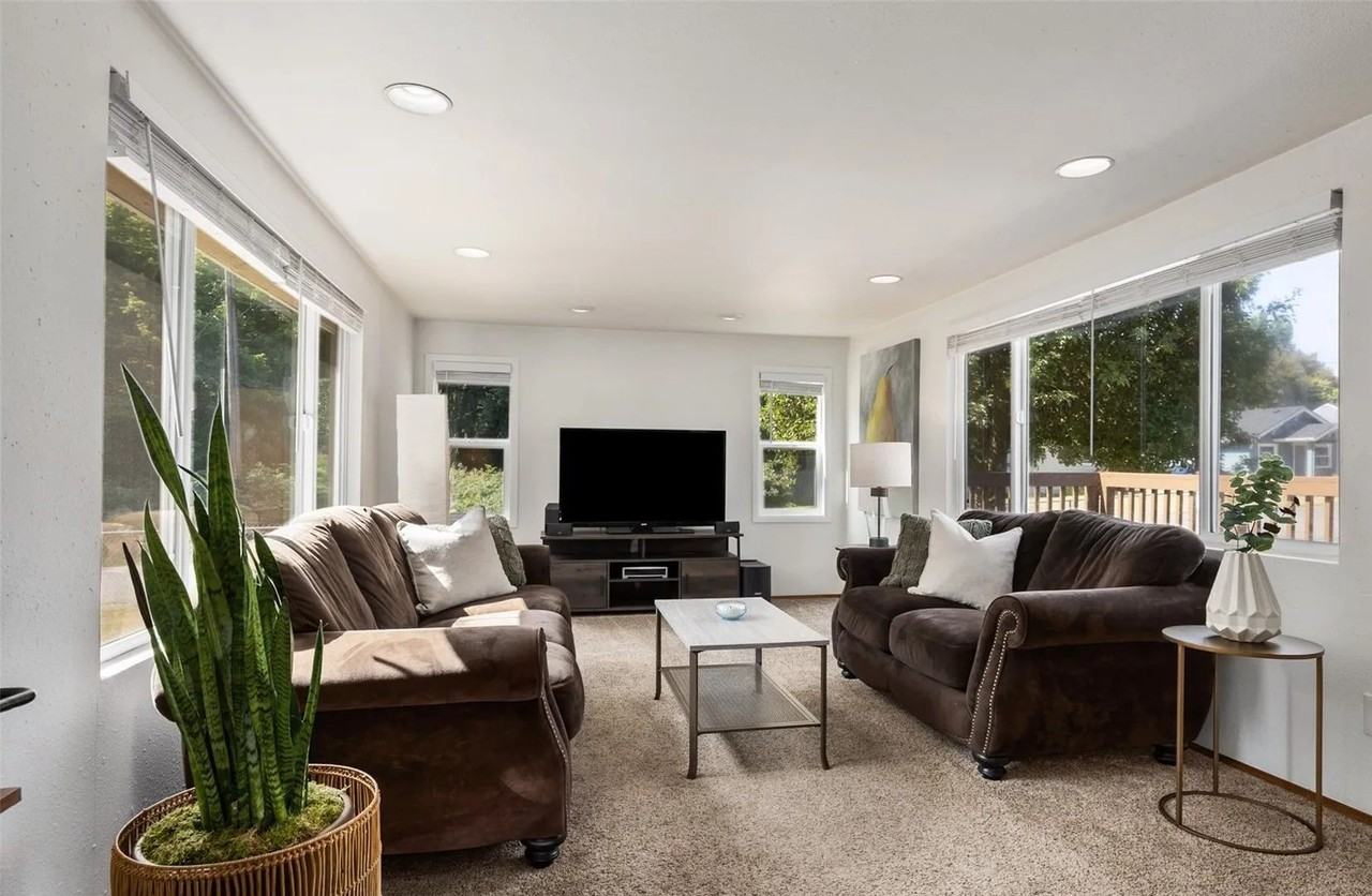 1958 12th Ave Se - Photo 3 of 5