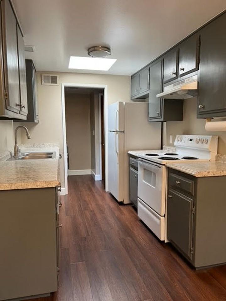 1529 Oak Ave - Photo 2 of 23