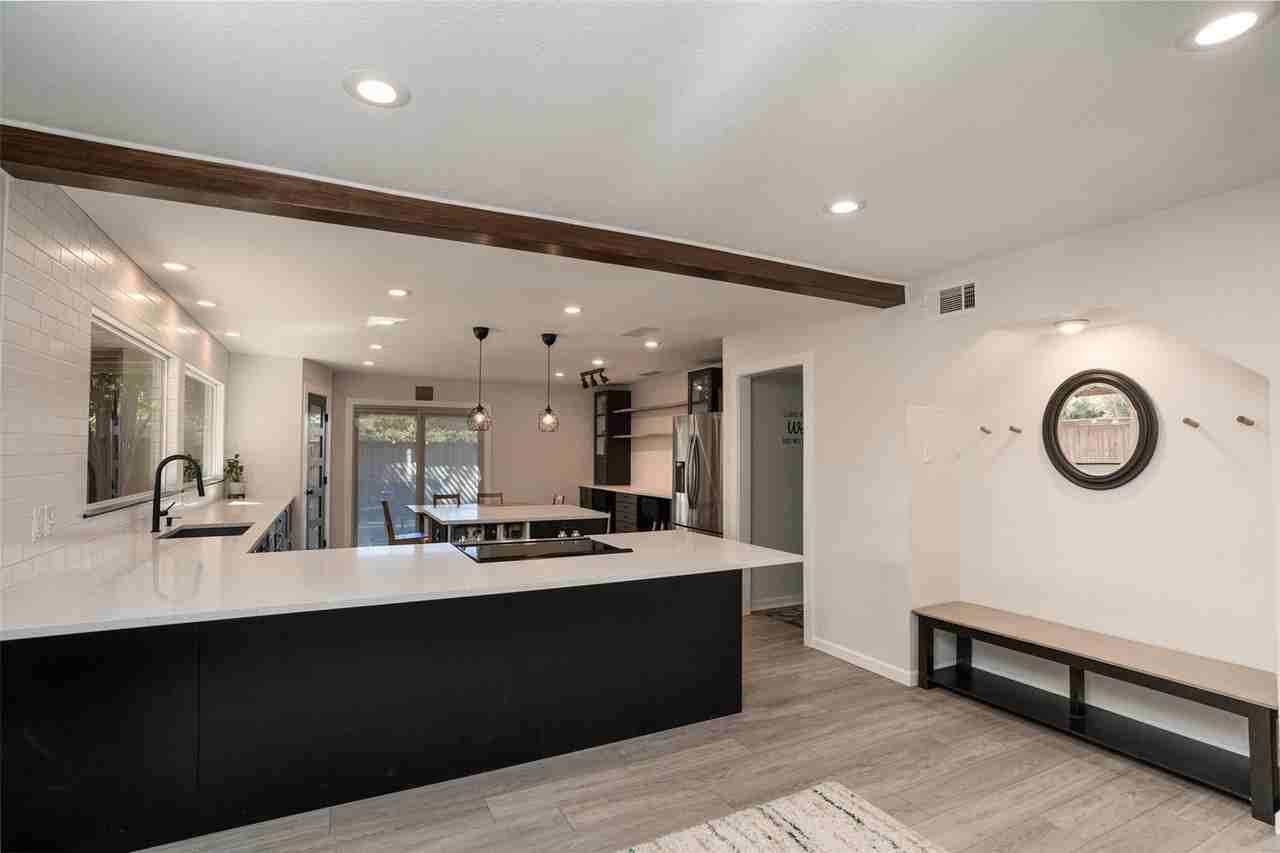 2116 Oak Brook Dr - Photo 2 of 25