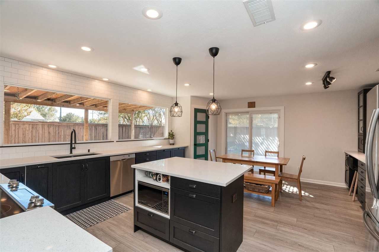 2116 Oak Brook Dr - Photo 3 of 25