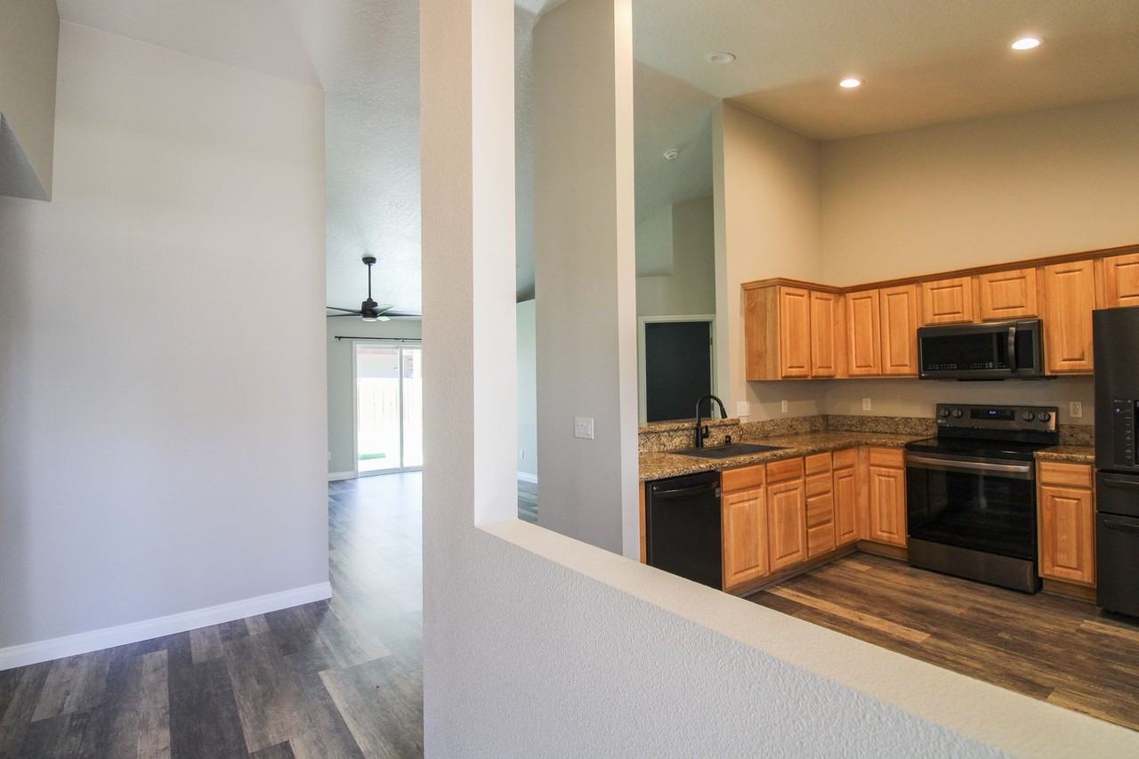 770 S Ahsahka Way - Photo 2 of 16