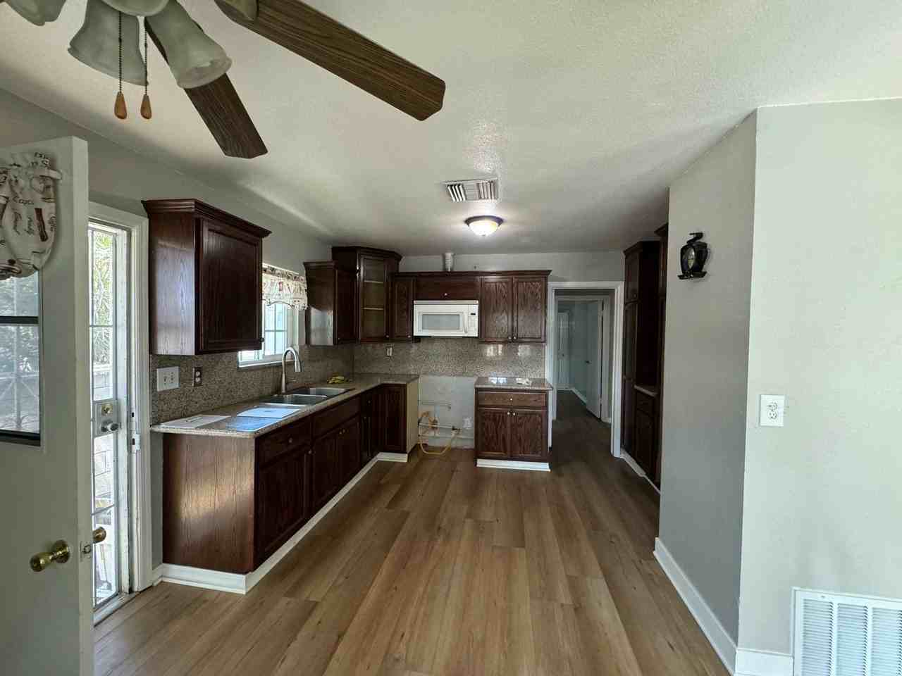 203 S Orange Blossom Ave - Photo 3 of 27