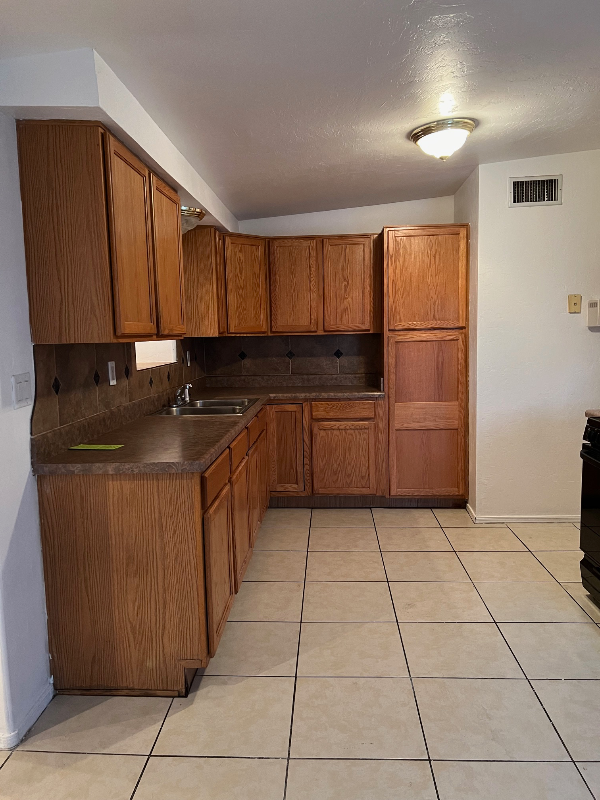 142 W Elm St - Photo 2 of 20