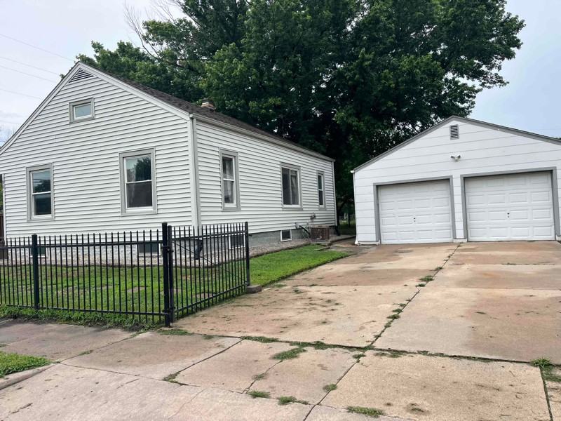 1901 N Salina Ave - Photo 2 of 14