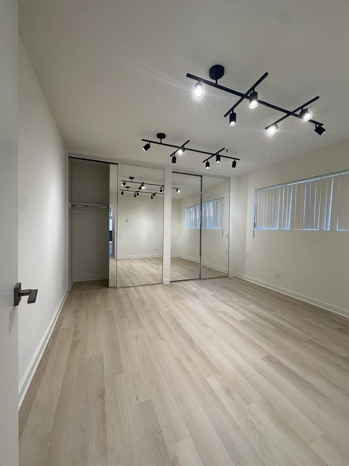 8223 Blackburn Avenue - Photo 7 of 8