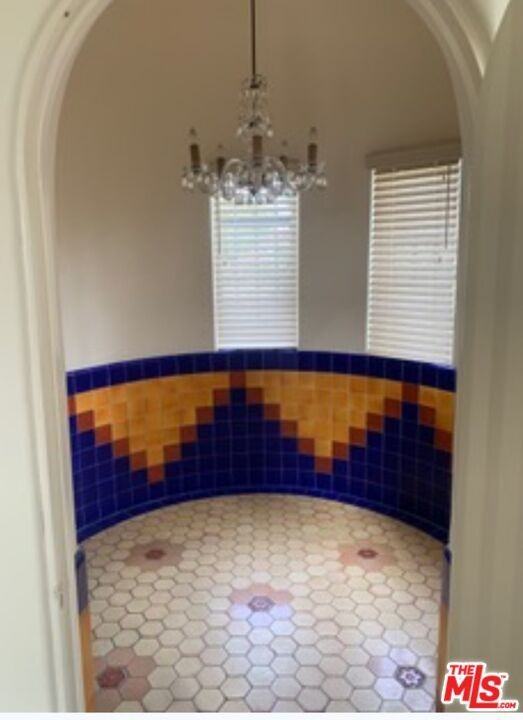 4925 Angeles Vista Blvd - Photo 3 of 6