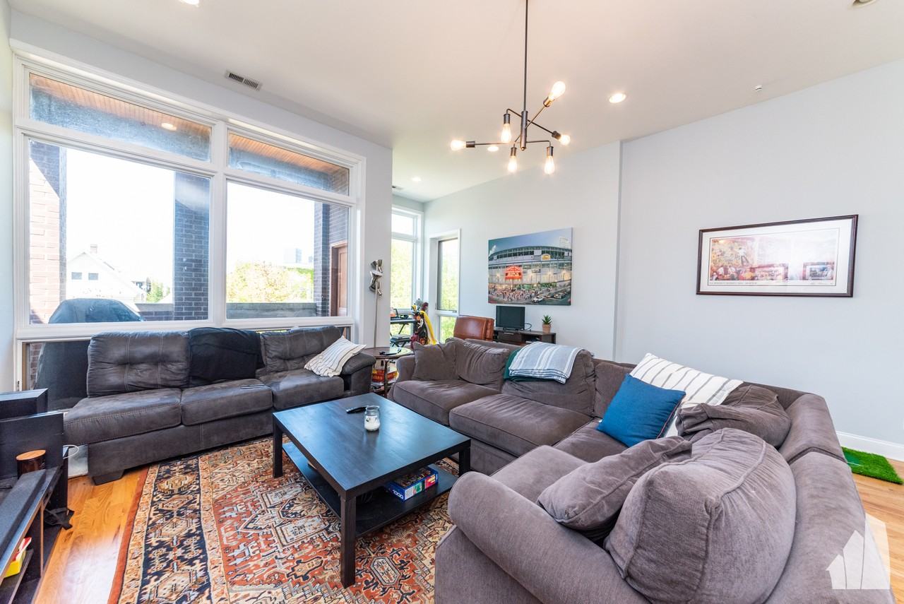 1133 W Addison St #3 - Photo 4 of 26
