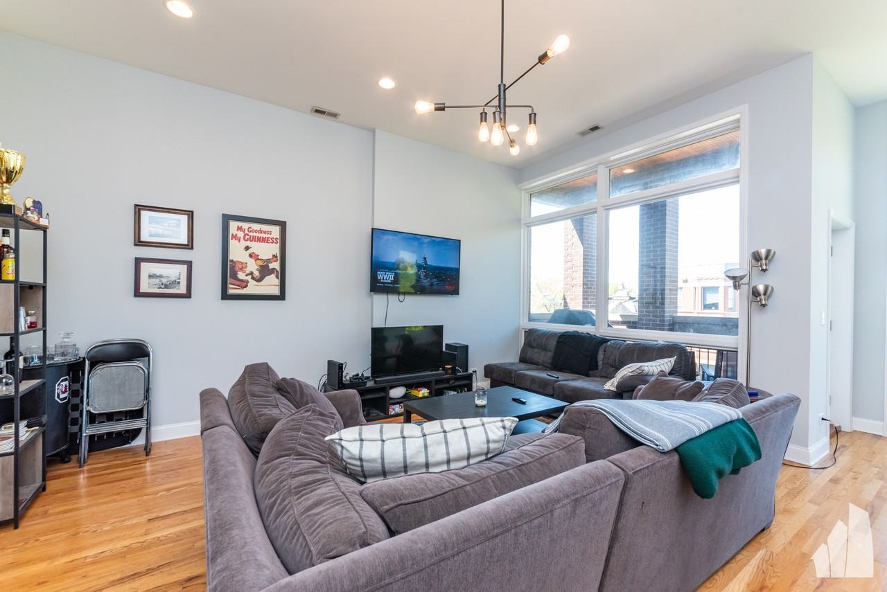 1133 W Addison St #3 - Photo 5 of 26