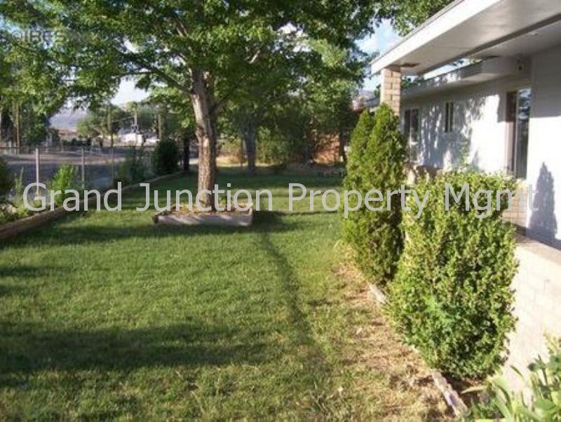 311 S Pine St - Photo 2 of 8