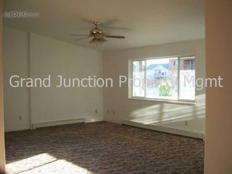 311 S Pine St - Photo 3 of 8