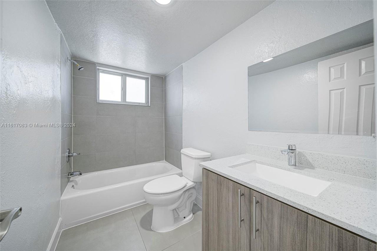 645 Ne 144th St #406 - Photo 2 of 5