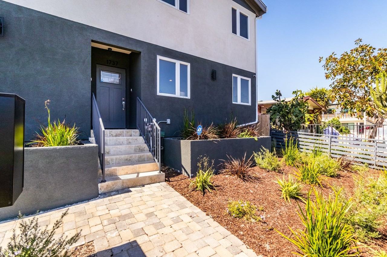 1737 S Longwood Ave - Photo 4 of 50
