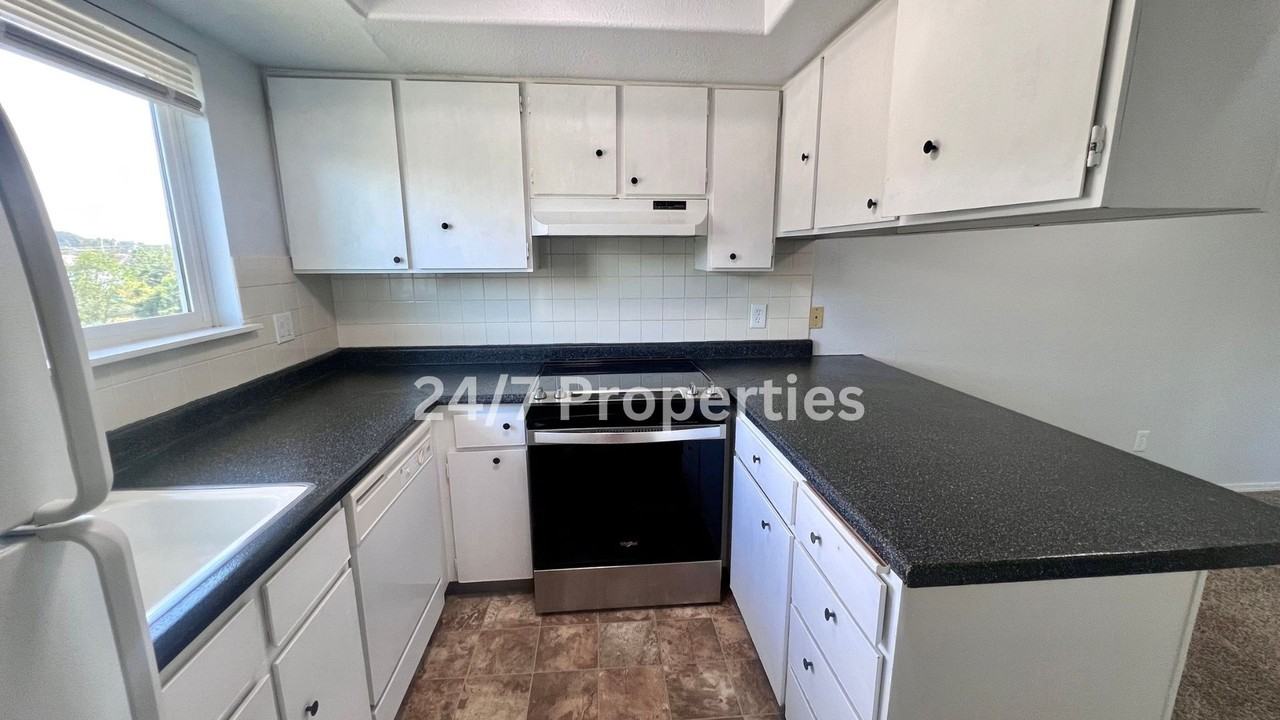 801 3rd Ave #8 - Photo 5 of 18