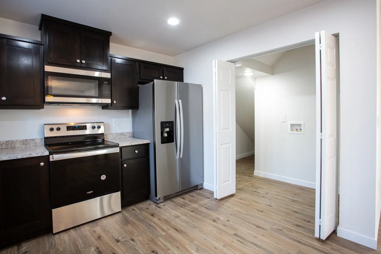 709 Della Ave Unit B - Photo 2 of 13