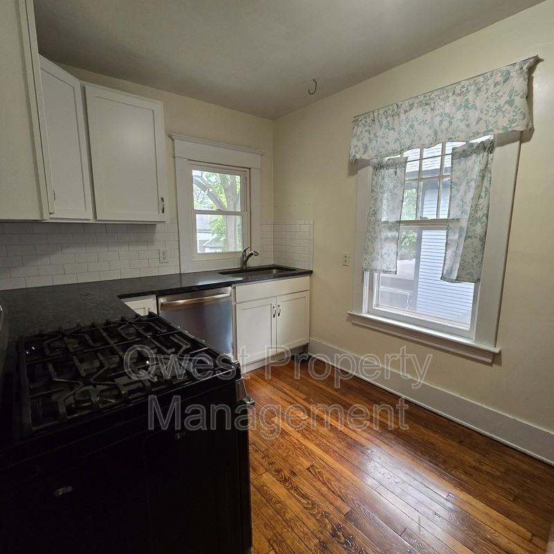 1337 Logan St Se - Photo 3 of 11