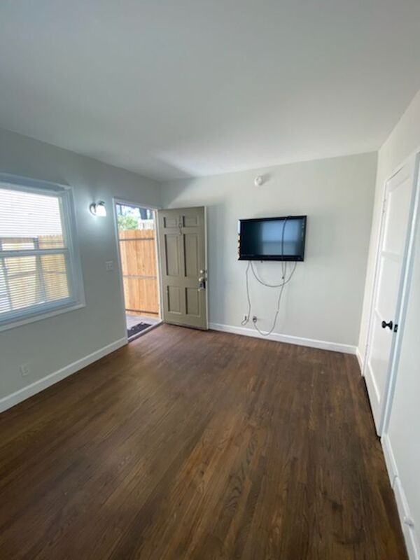 2813 W Victory Blvd #103 - Photo 4 of 8