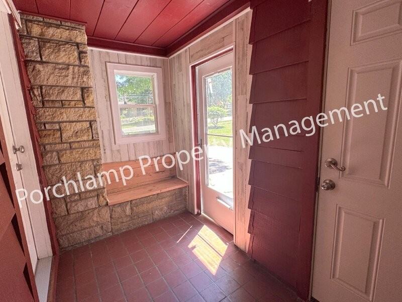 2615 Coit Ave Ne - Photo 3 of 24