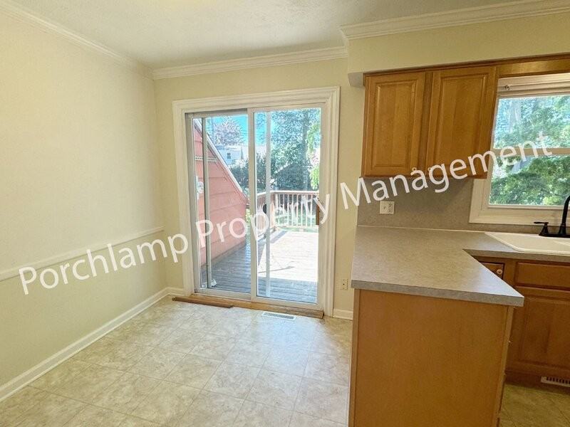 2615 Coit Ave Ne - Photo 5 of 24