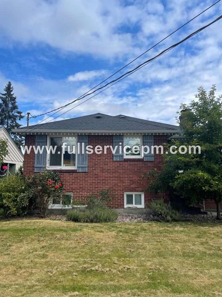 8432 S 115th St - Photo 2 of 39