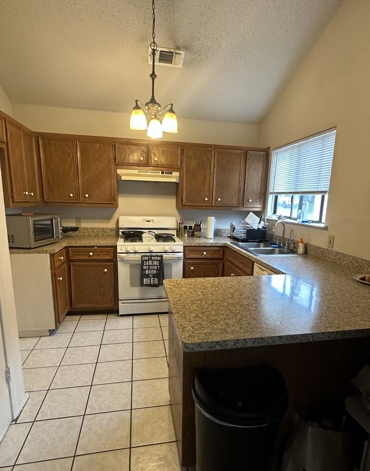 16400 Knottingham Dr - Photo 3 of 14