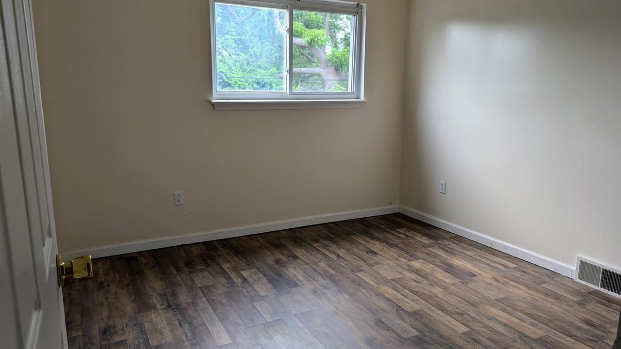 16217 Greenfield Road - Photo 3 of 4