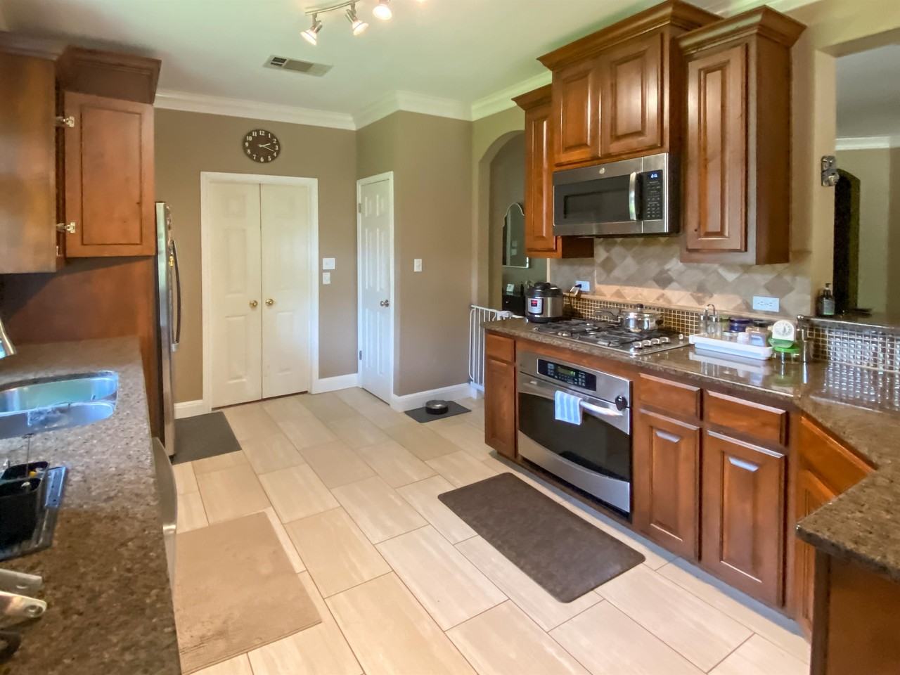 3009 Sussex Gardens Ln - Photo 7 of 37