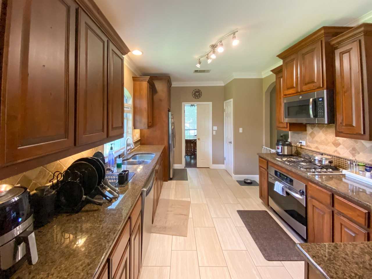 3009 Sussex Gardens Ln - Photo 5 of 37