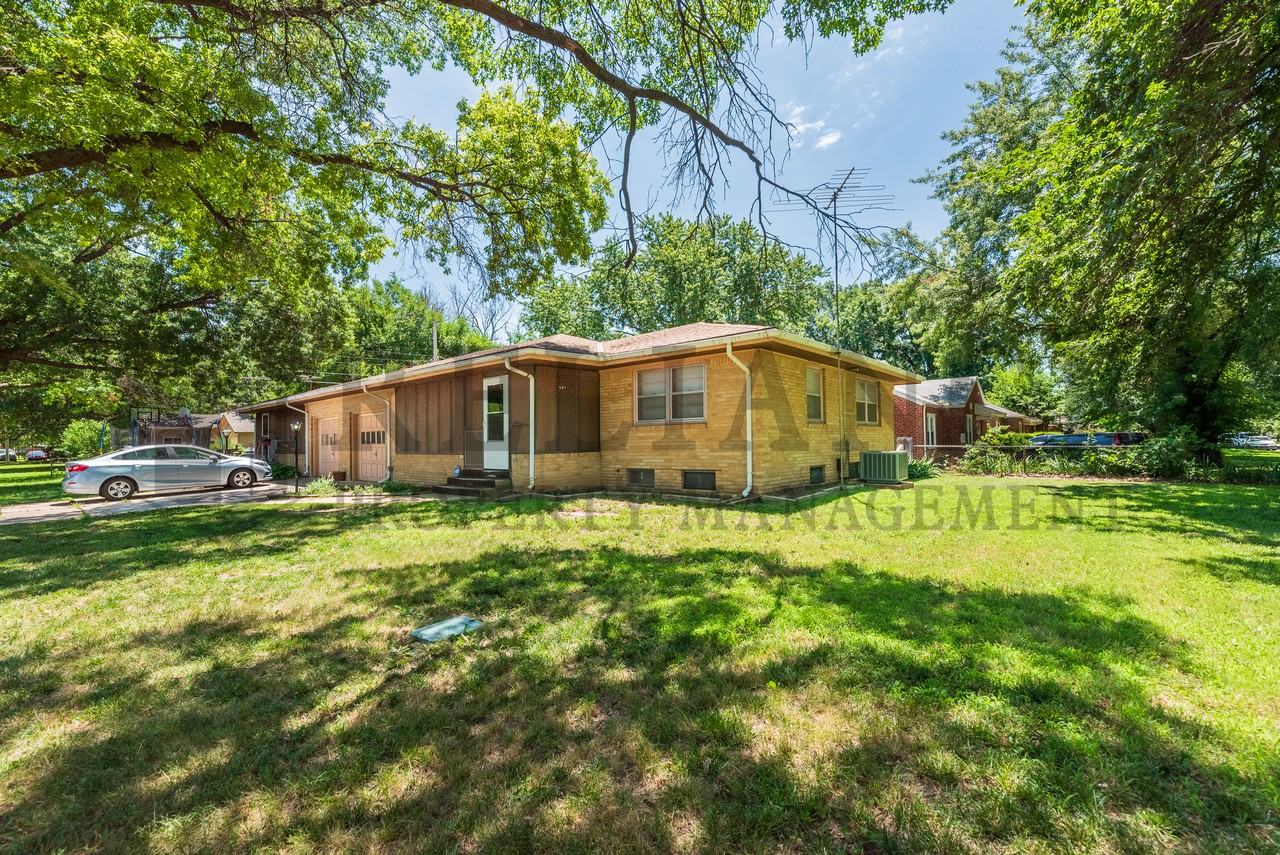 1023 W 20th St N - Photo 2 of 31