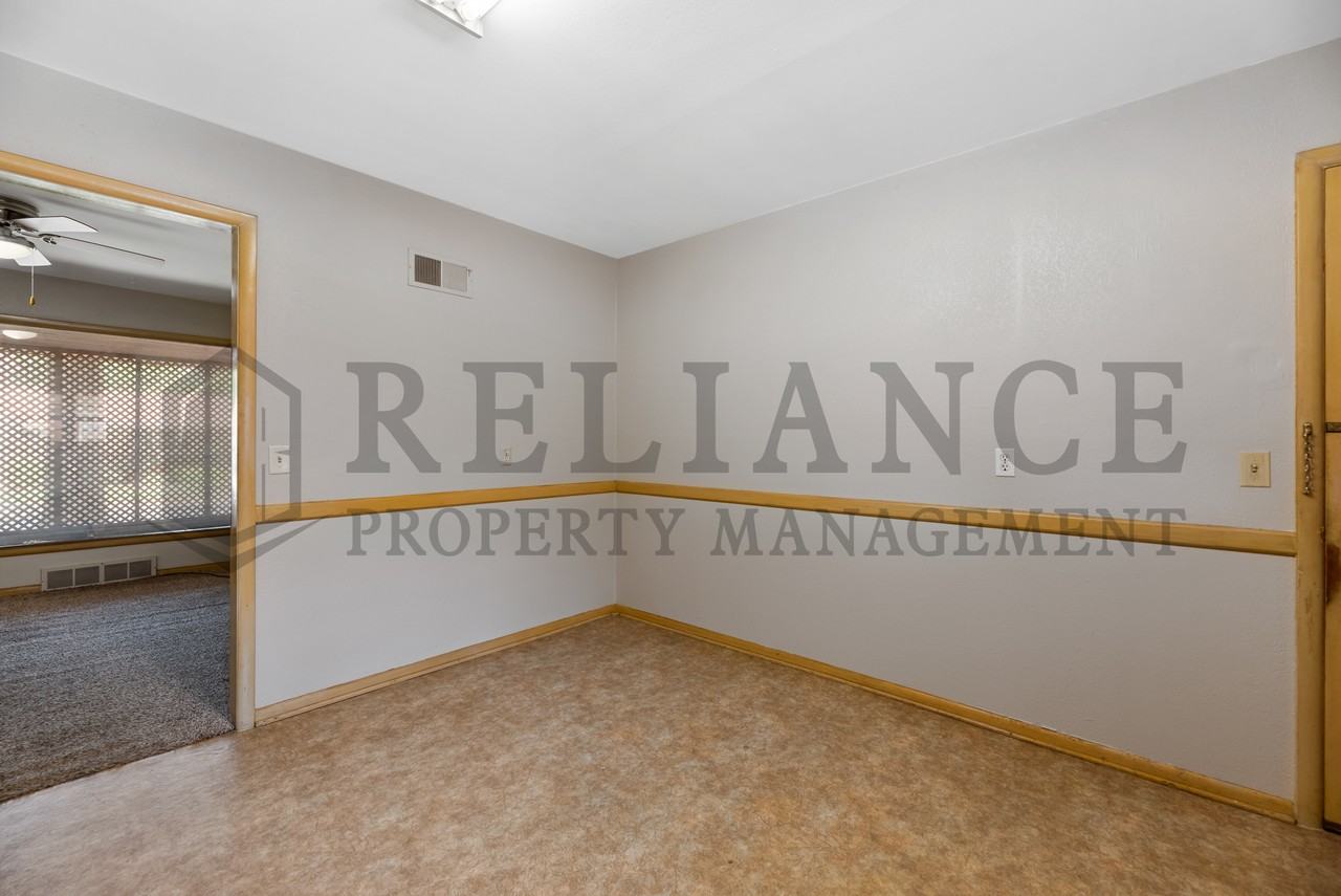 1023 W 20th St N - Photo 3 of 31