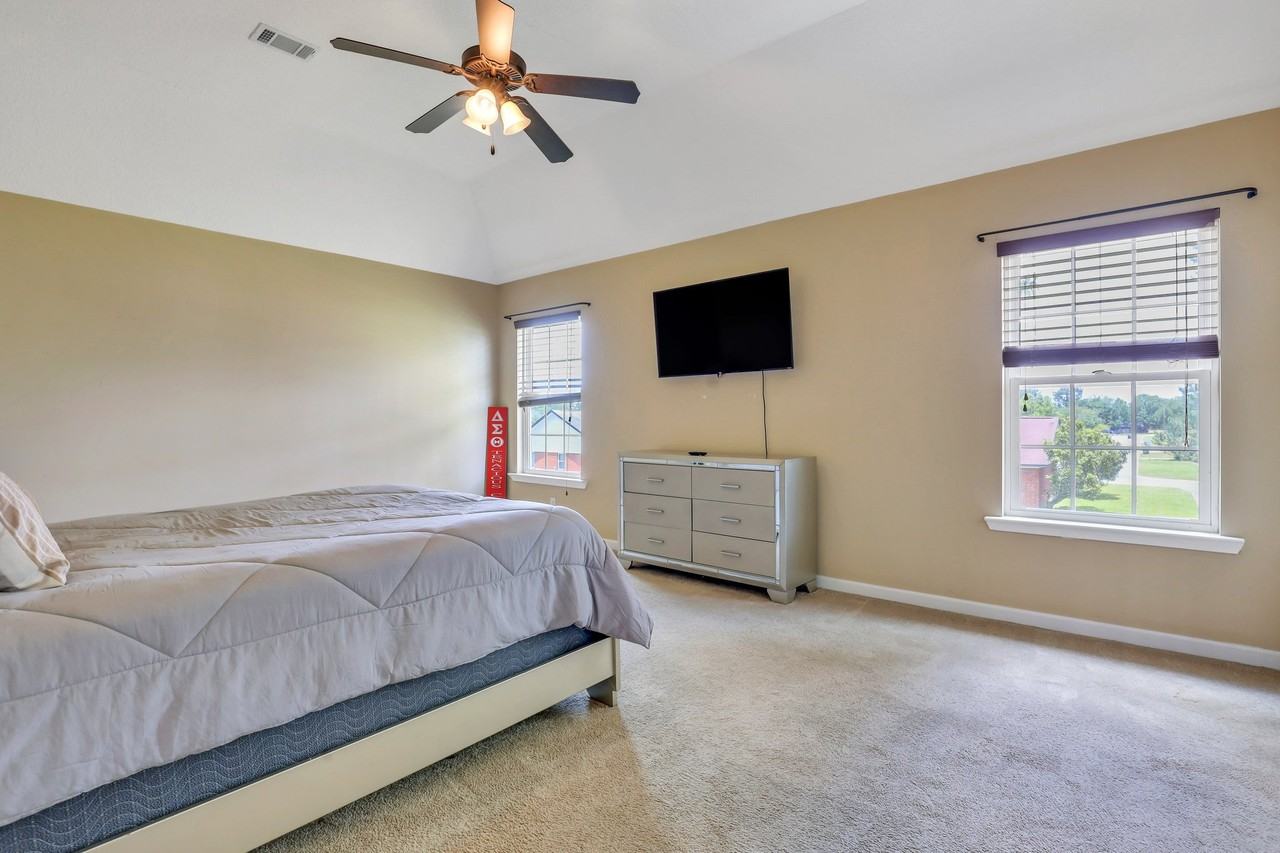 1515 Bayberry Dr - Photo 3 of 35