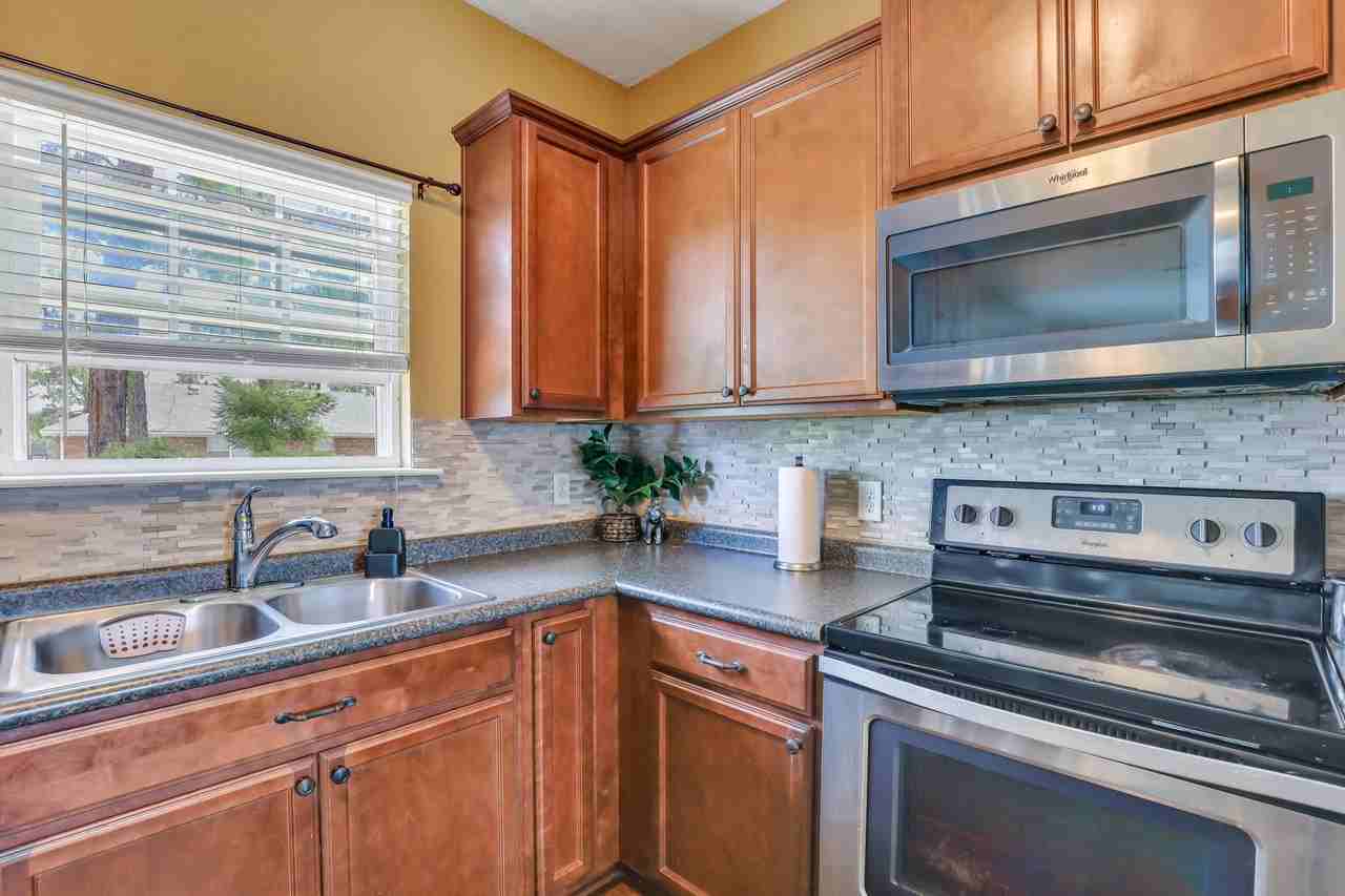 1515 Bayberry Dr - Photo 3 of 35