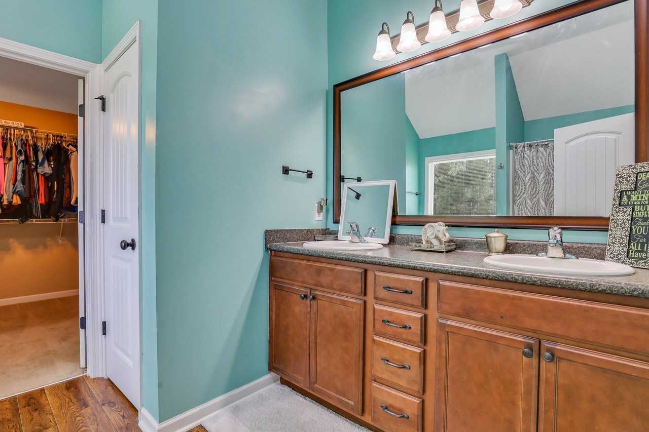 1515 Bayberry Dr - Photo 6 of 35