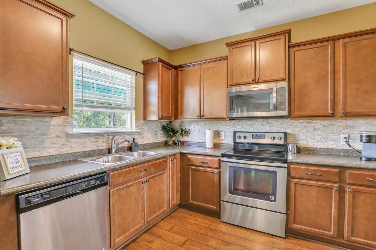 1515 Bayberry Dr - Photo 2 of 35