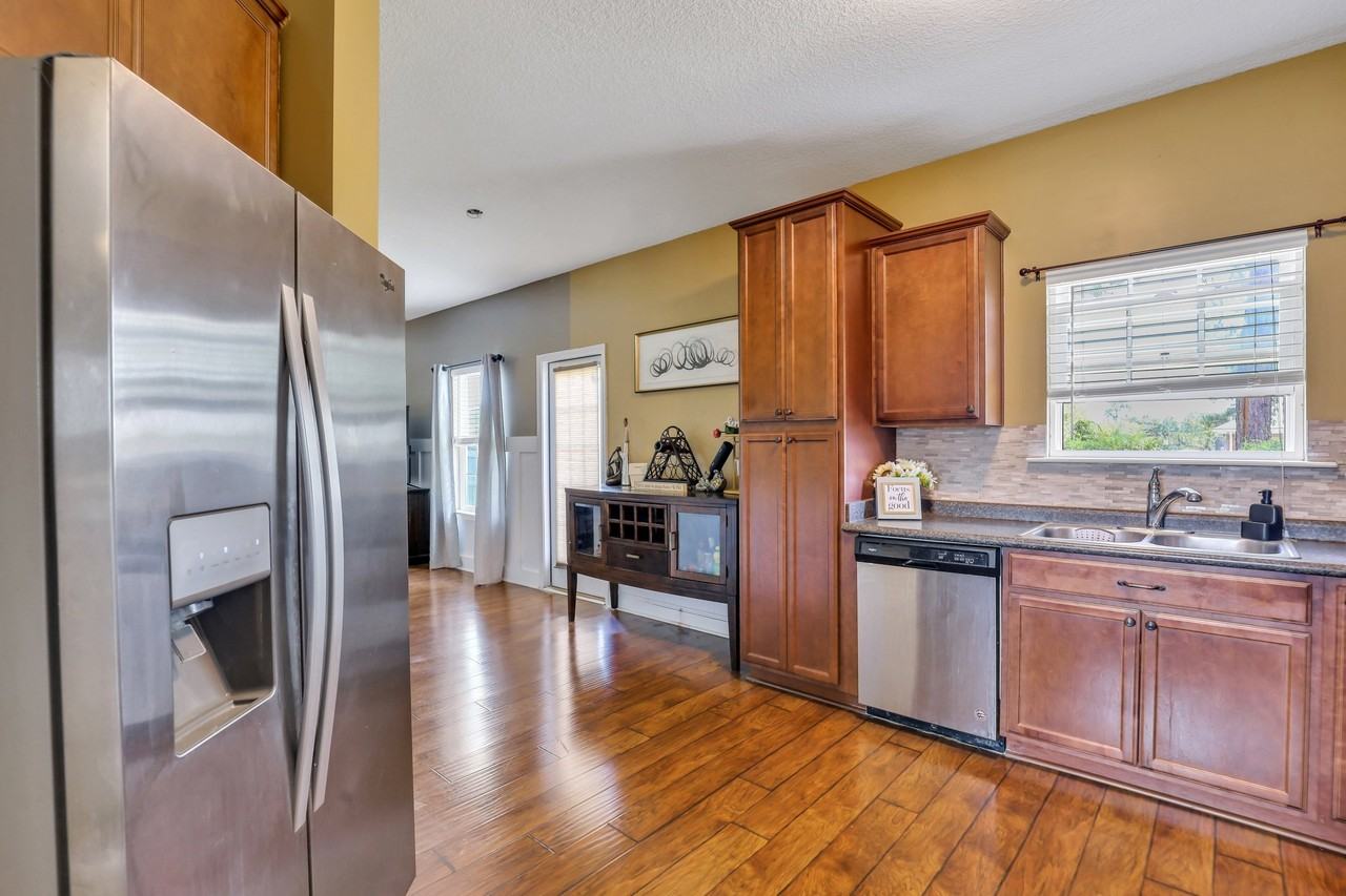 1515 Bayberry Dr - Photo 6 of 35