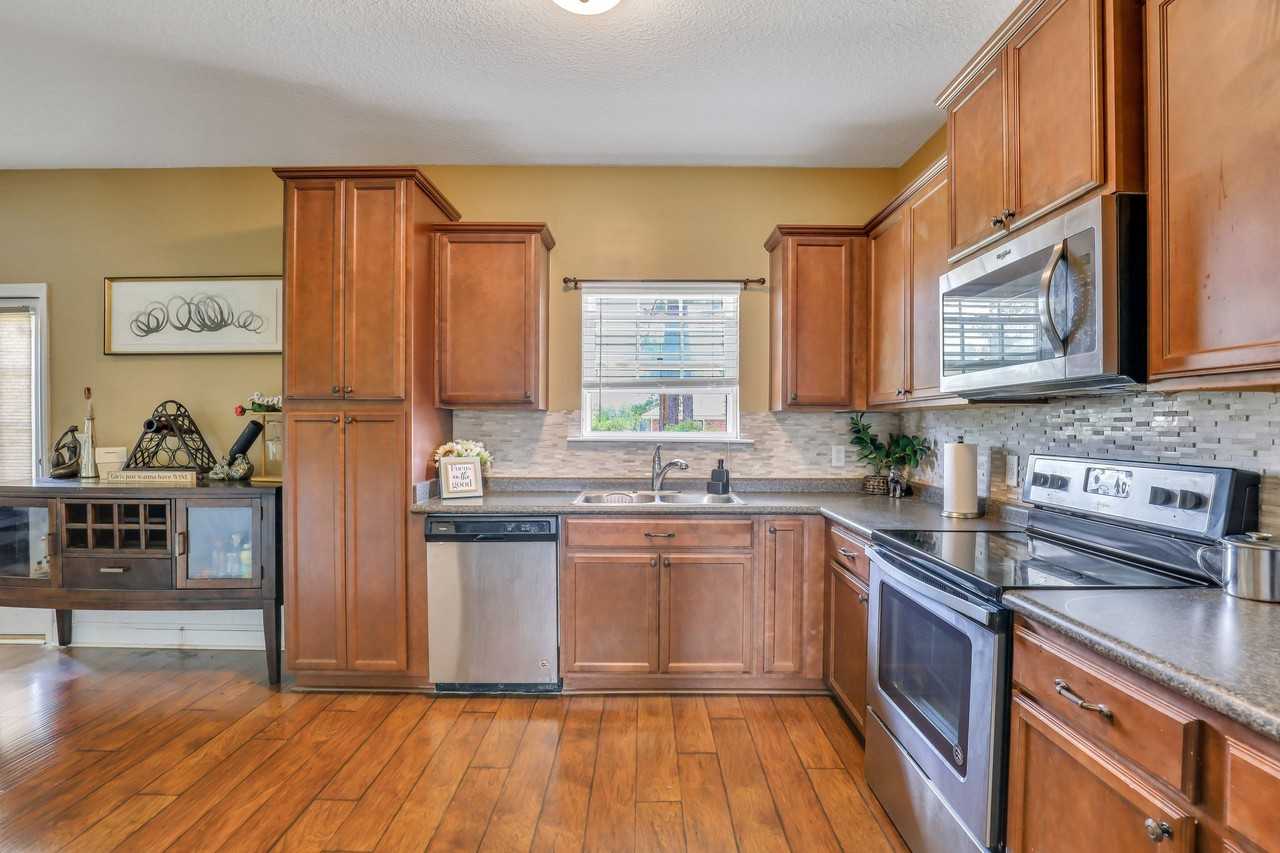 1515 Bayberry Dr - Photo 2 of 35