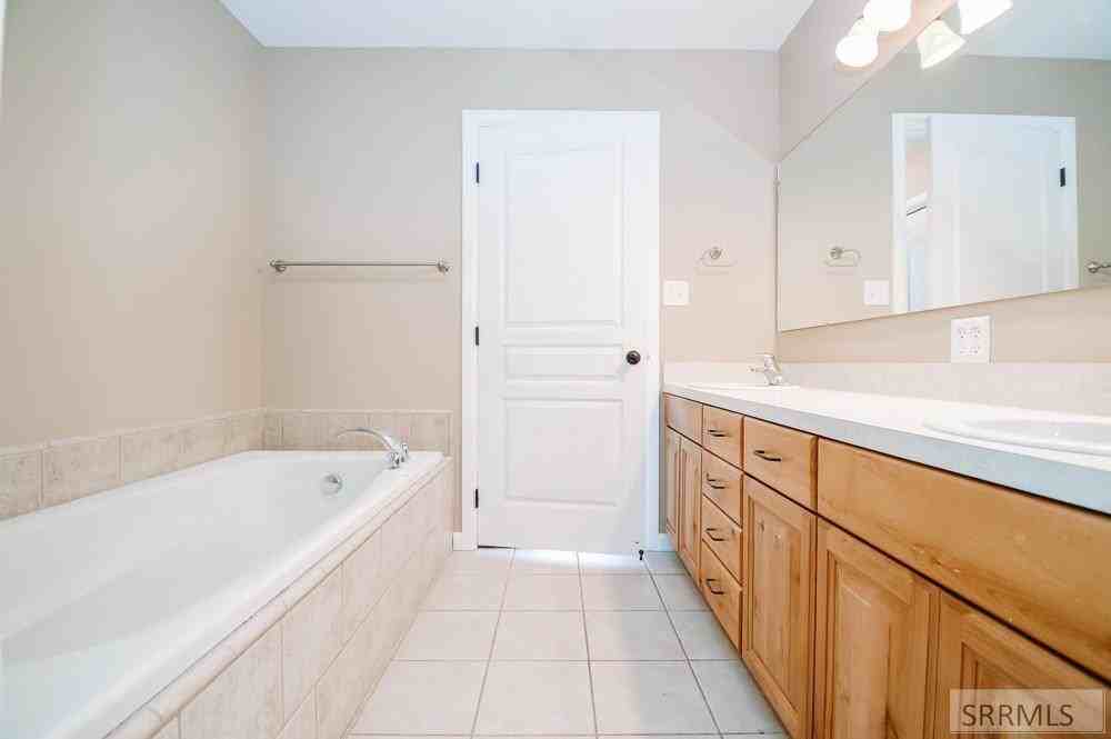 394 N 4th W - Photo 7 of 17