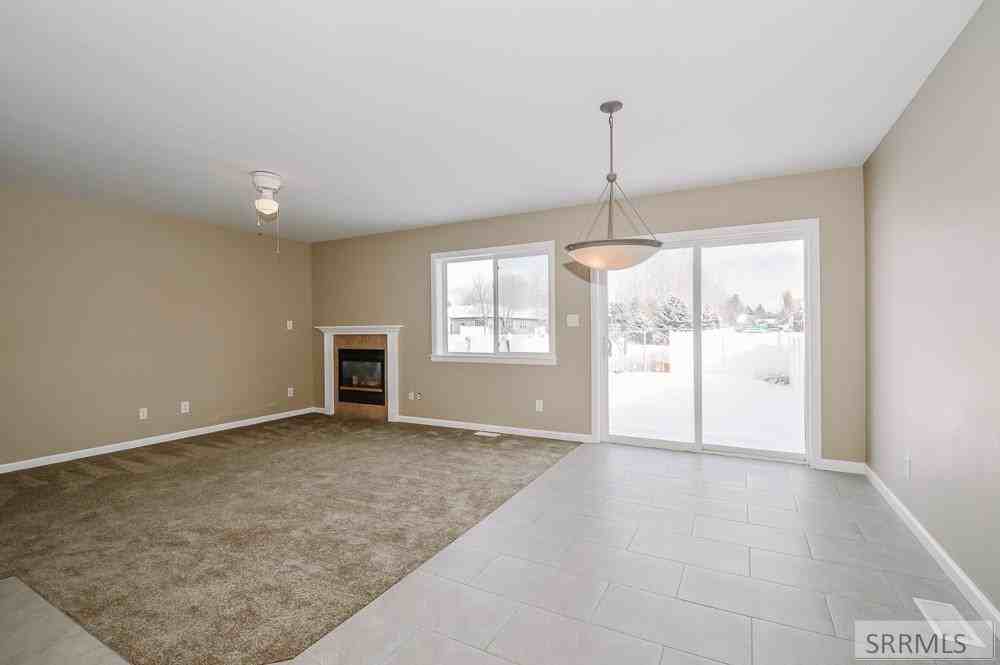 394 N 4th W - Photo 2 of 17