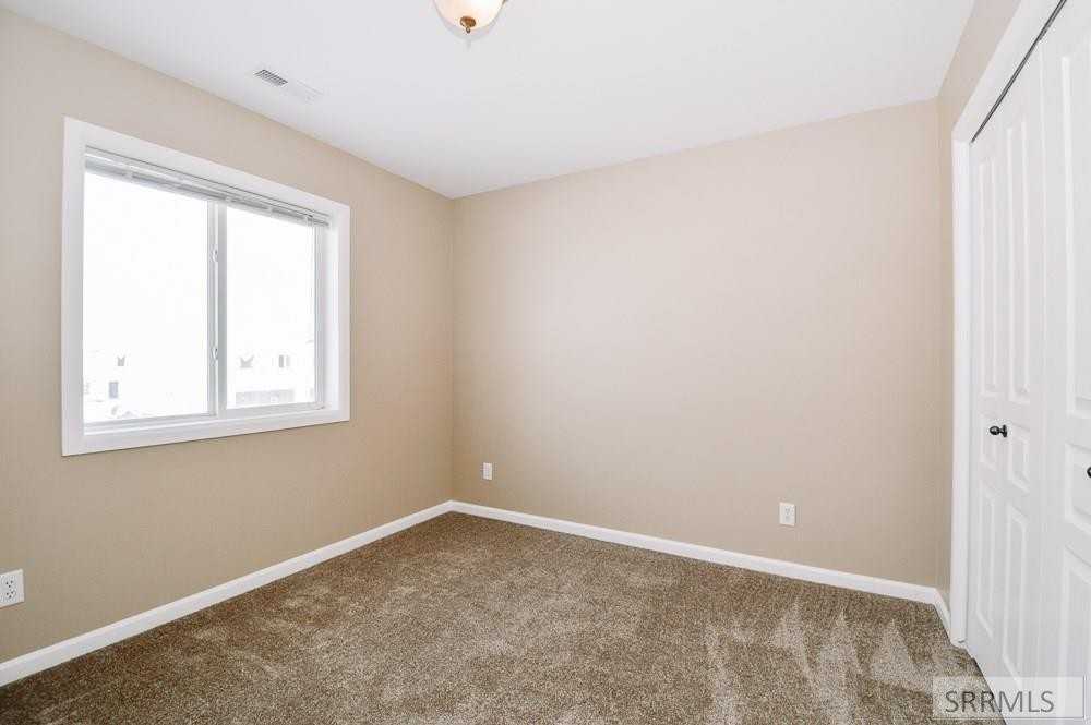 394 N 4th W - Photo 6 of 17