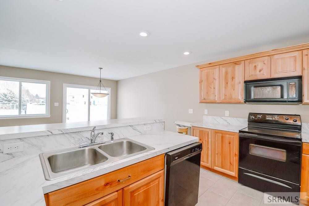 394 N 4th W - Photo 5 of 17