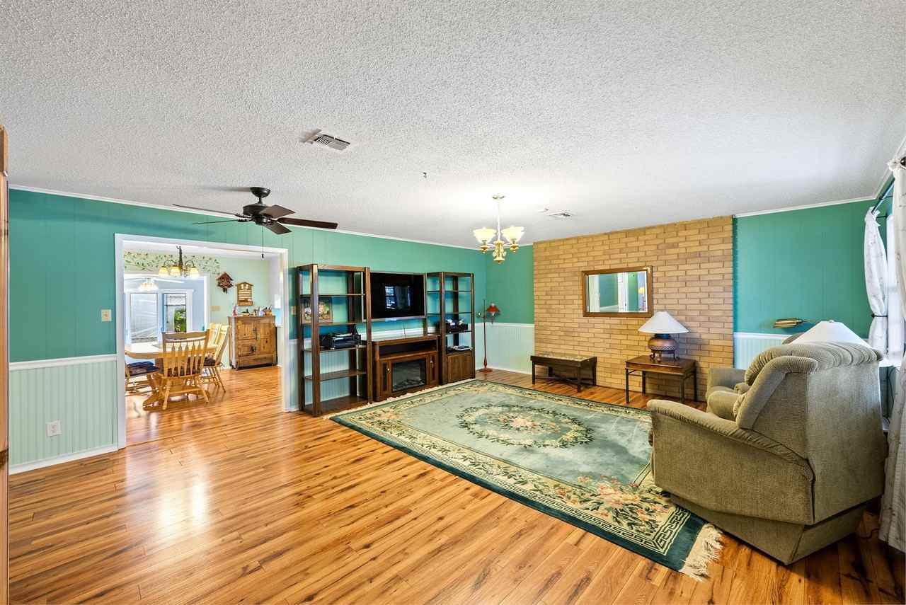 101 E Grothe St - Photo 5 of 30