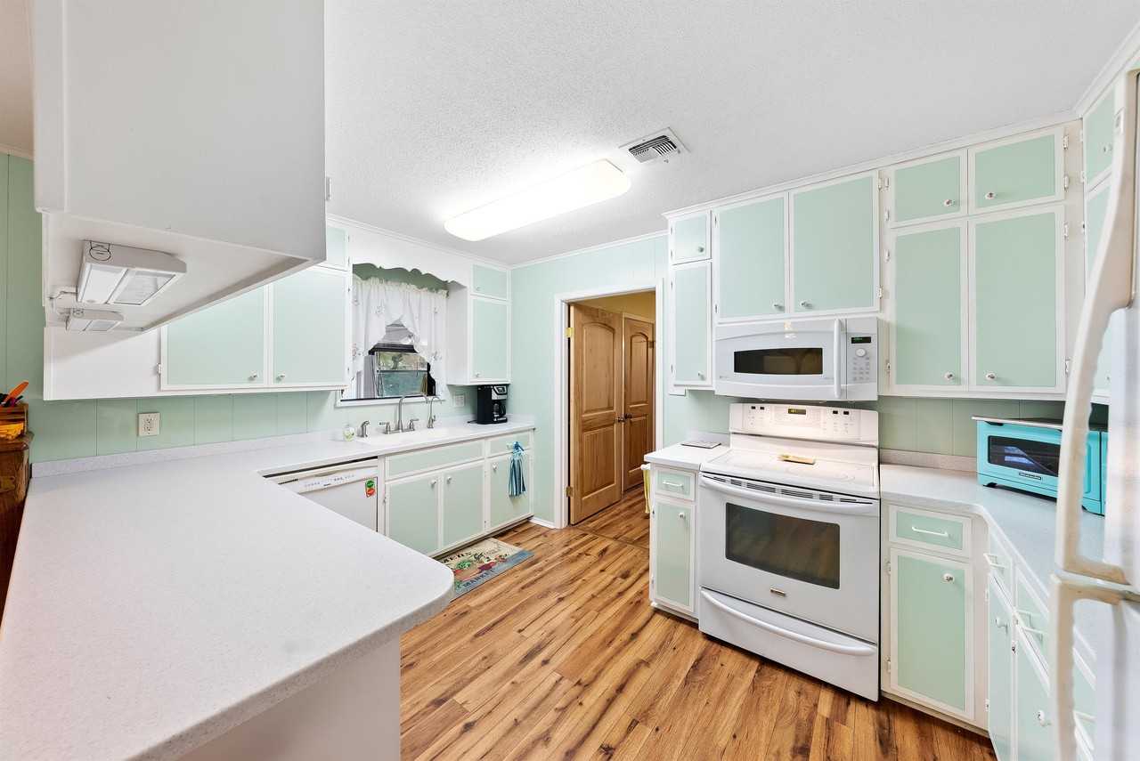 101 E Grothe St - Photo 2 of 30
