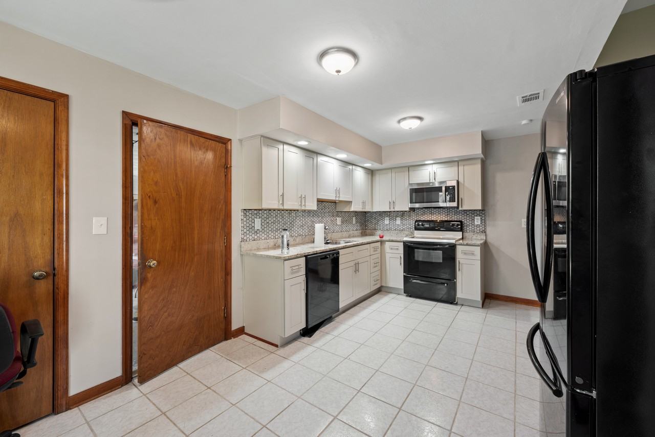 2401 Hexall Ct - Photo 2 of 23