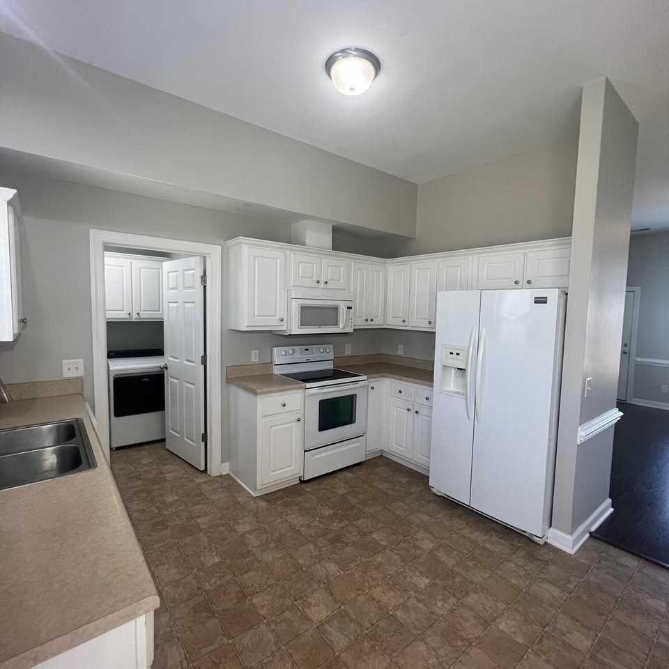 1812 Penncross Dr - Photo 3 of 28