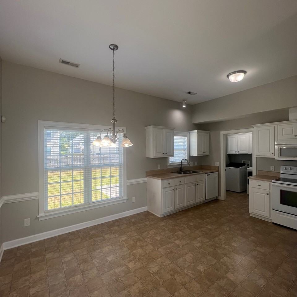 1812 Penncross Dr - Photo 3 of 28