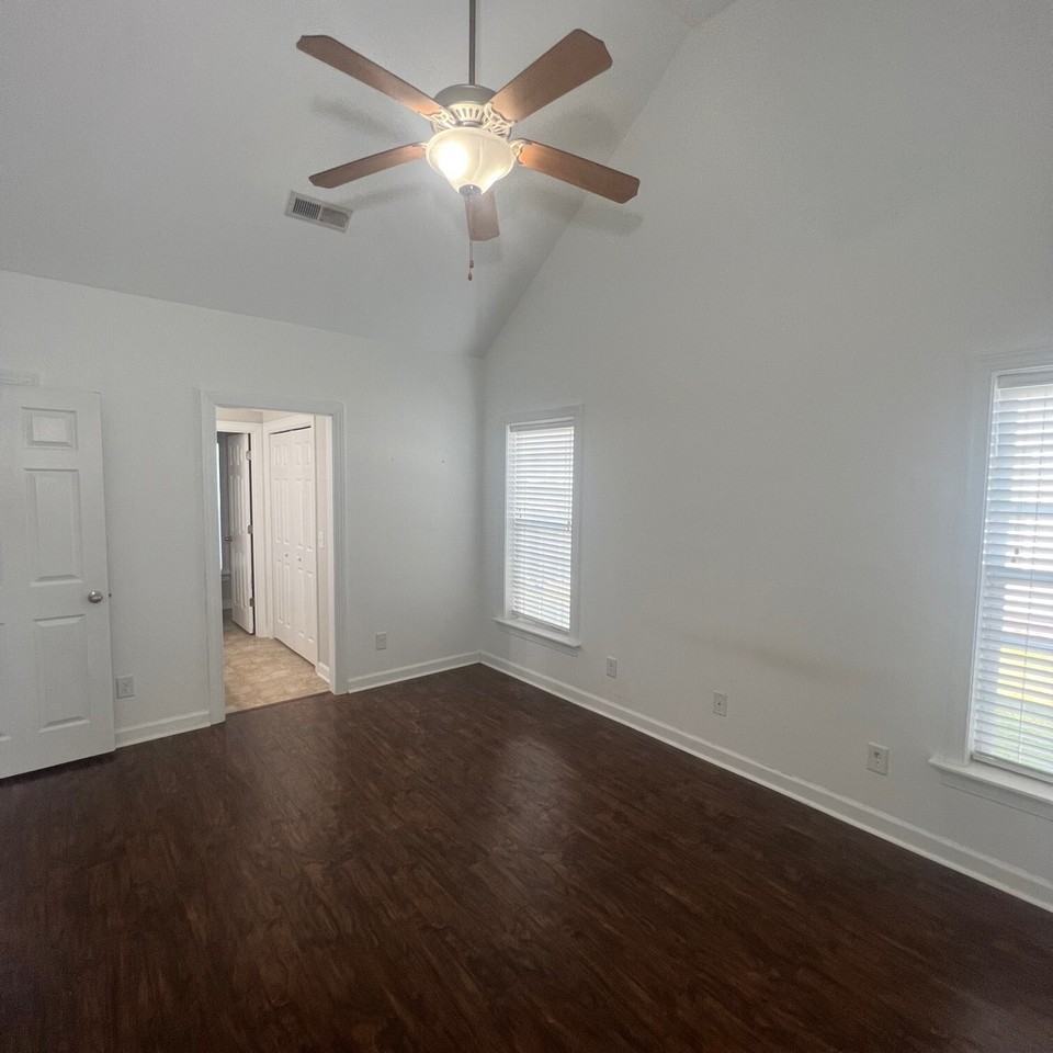 1812 Penncross Dr - Photo 3 of 28